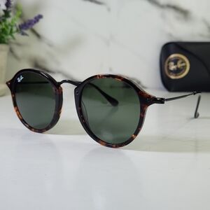 Ray-Ban Round Flex Sunglasses. Tortoise With Black Metal Frame. RB2447